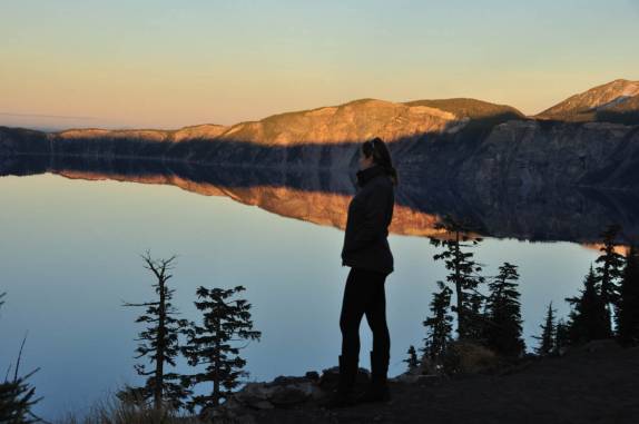 Admirando a beleza perfeita do Crater Lake, no sul do Oregon, estado da costa oeste dos Estados Unidos